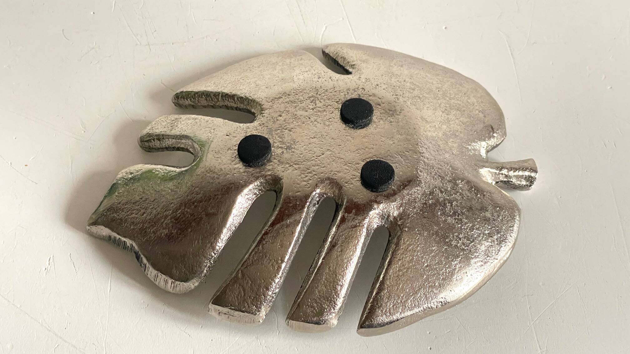 Leaf-shaped metal pocket emptier