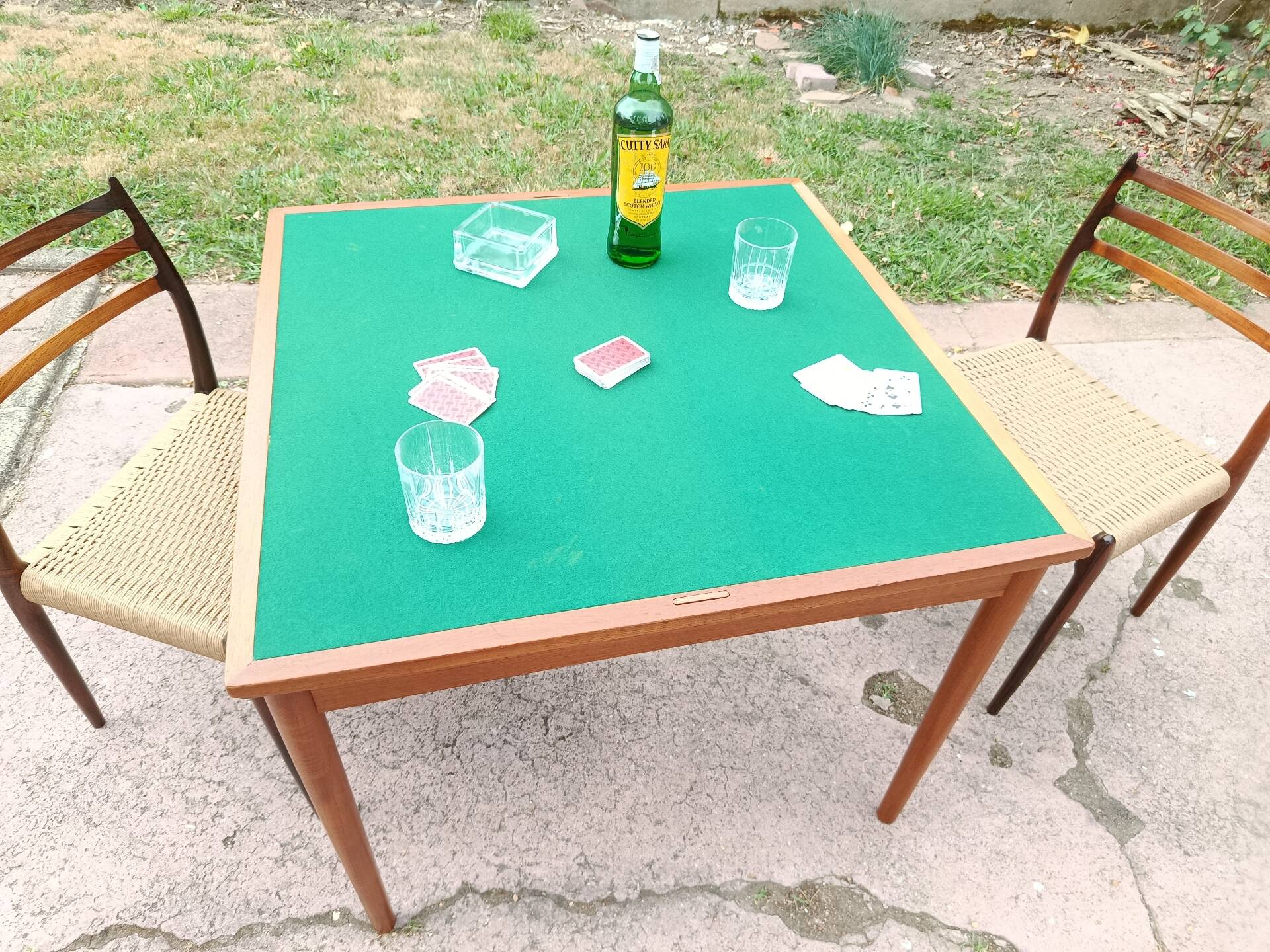 Danish extendable game table