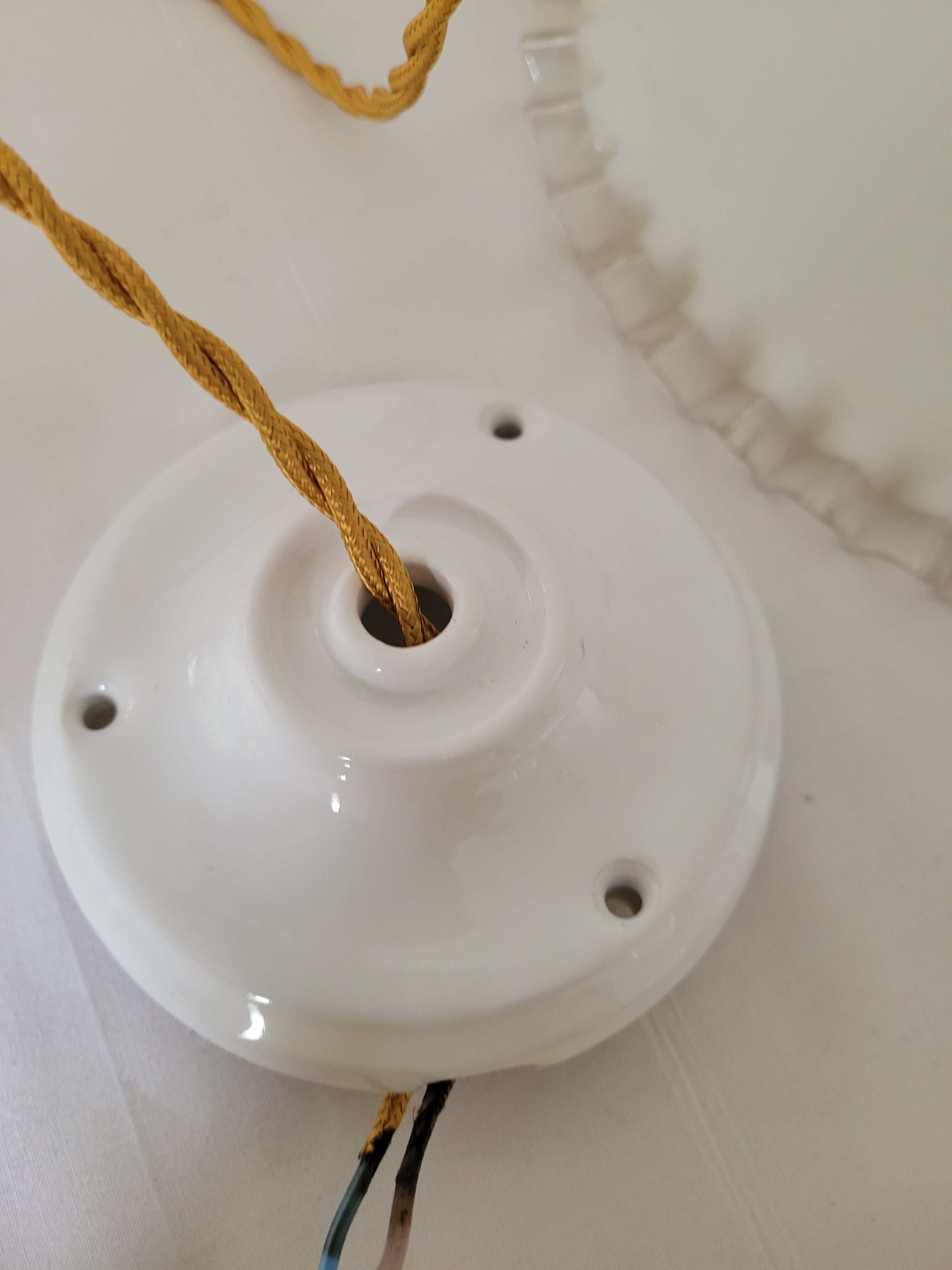 Serrated opaline suspension