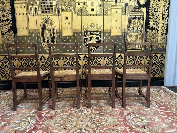 4 chaises cannées de style Louis XIII