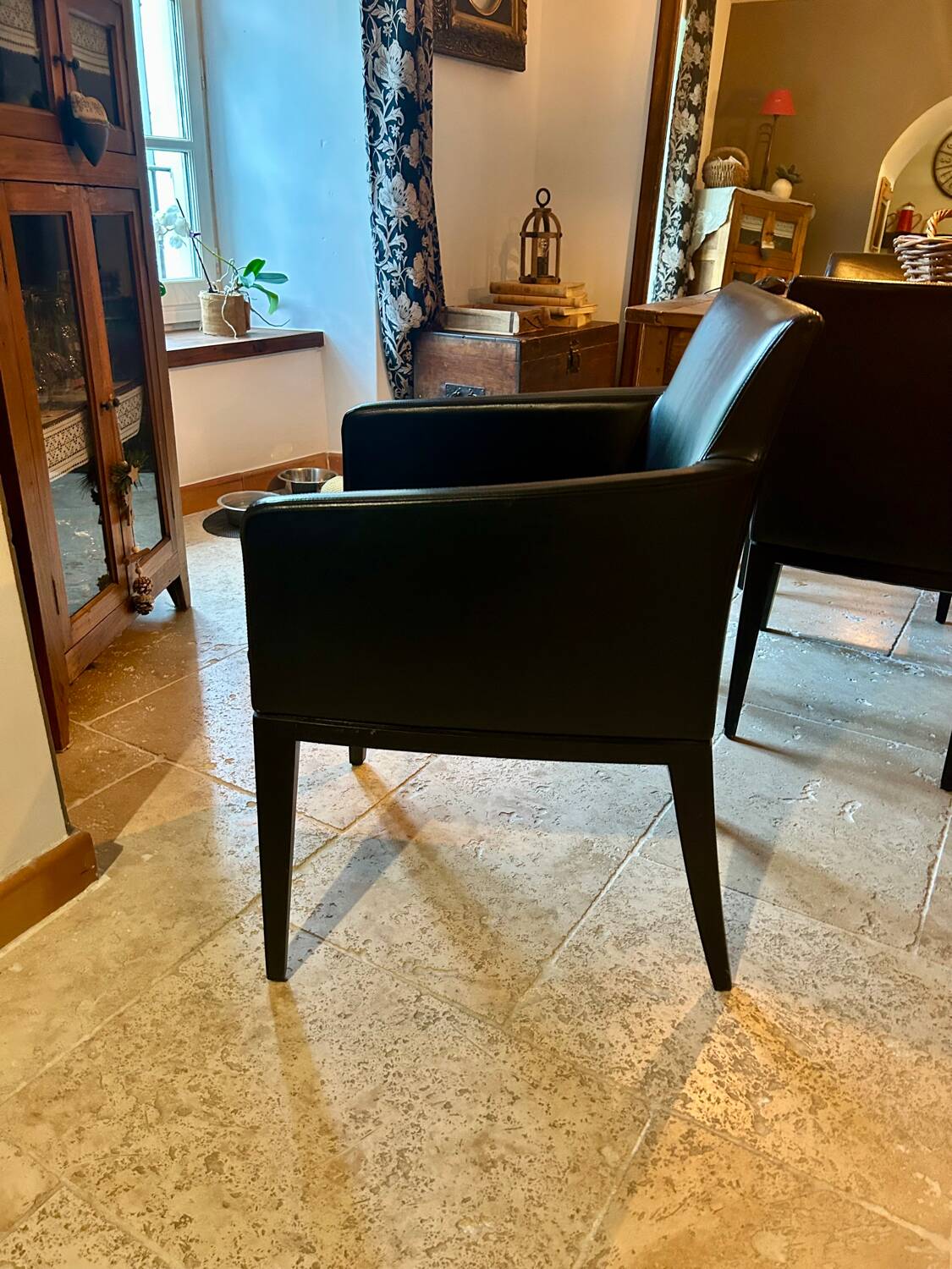 2 fauteuils en cuir noir Potocco, Italie