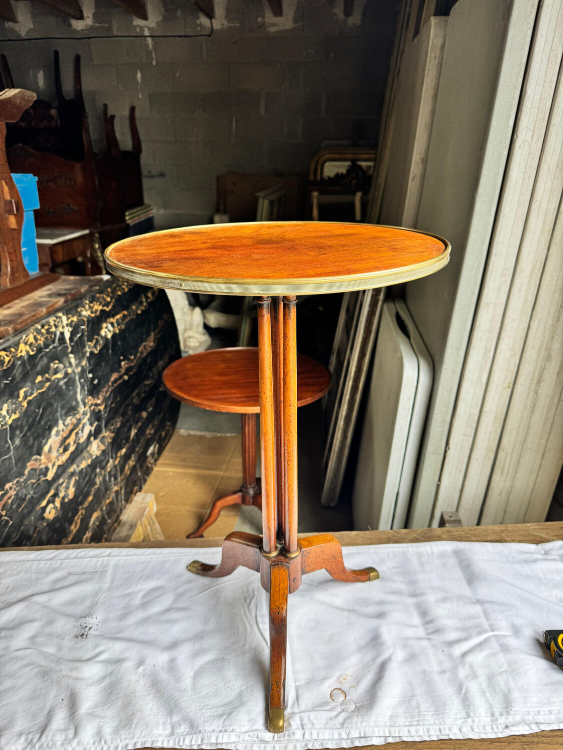 Side table / guéridon from the 19th century, tripod base "crowned dragon"
