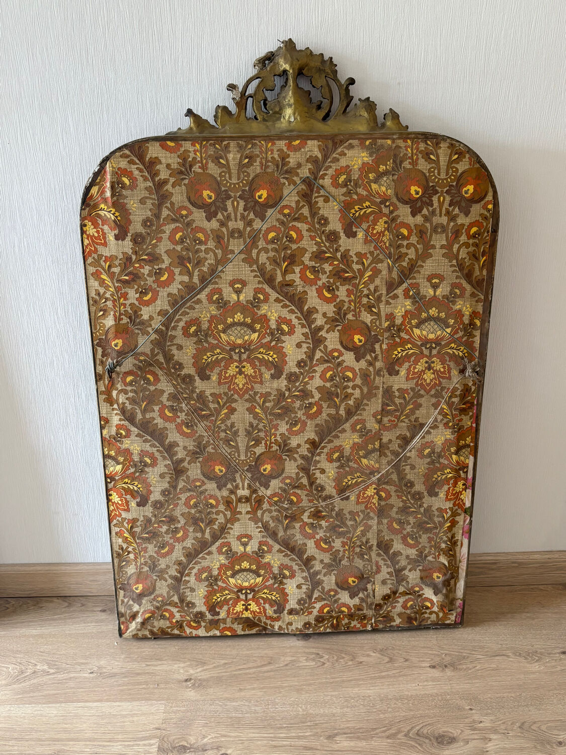 Golden mirror with a pediment from the early 20th century.