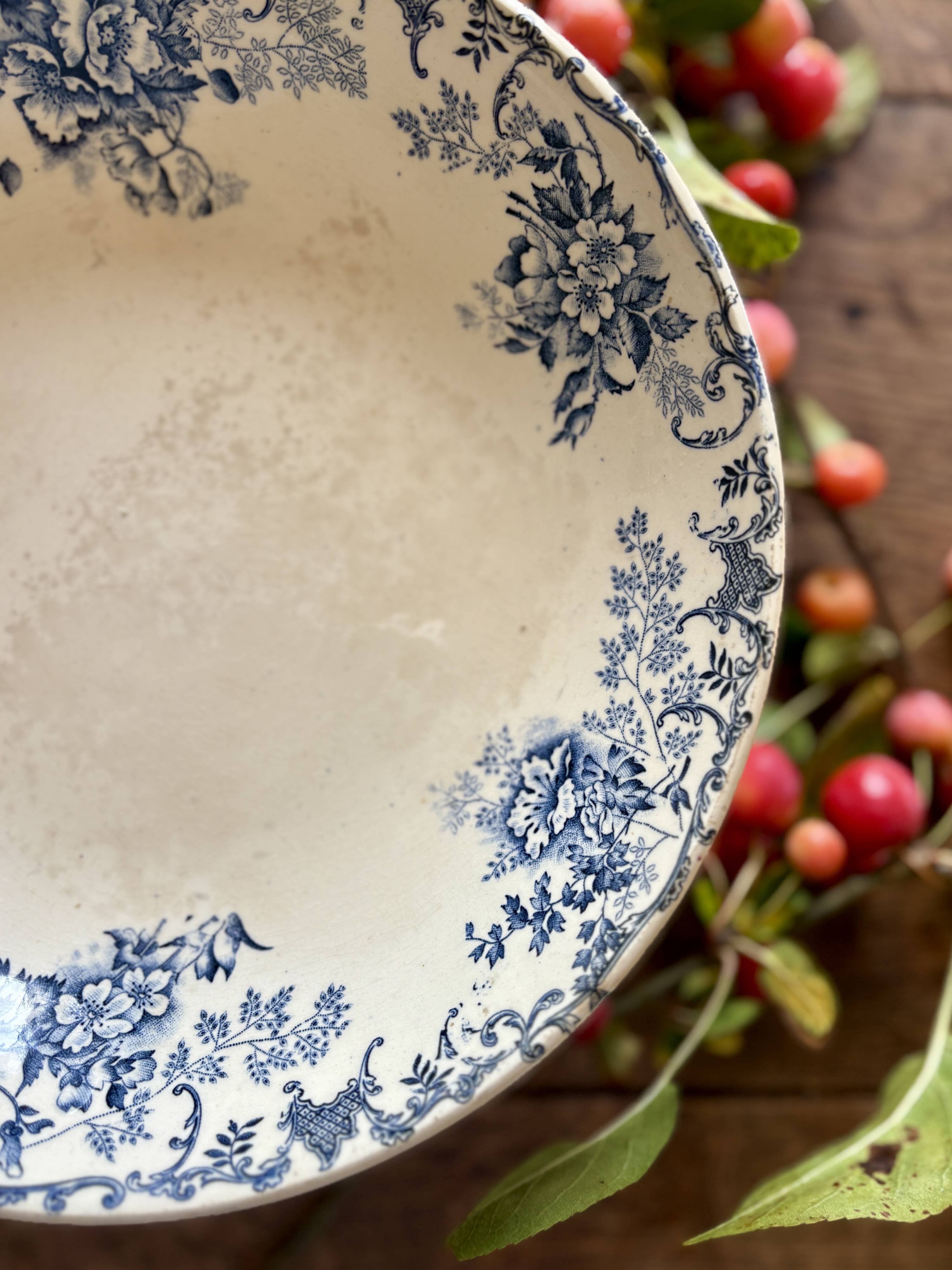 Antique ironstone fruit bowl - L'Oréal model by Boulanger