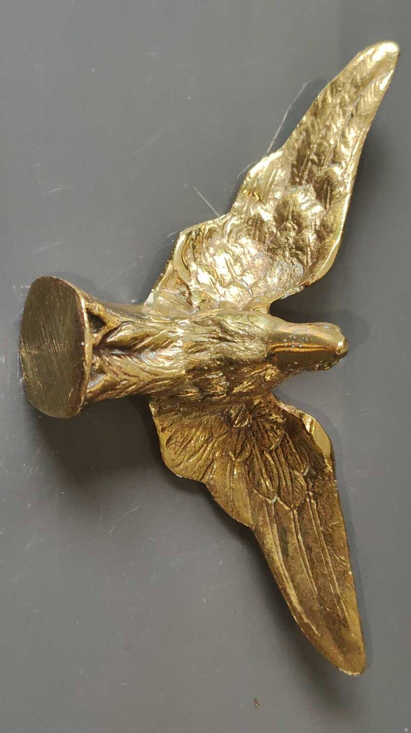 Eagle figurine sculpture with outstretched wings, in solid brass. Size 8 x 15 cm