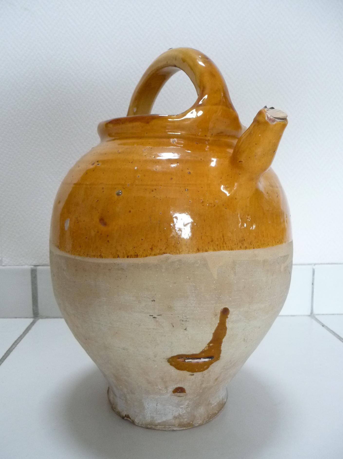 Poterie ancienne, cruche à eau