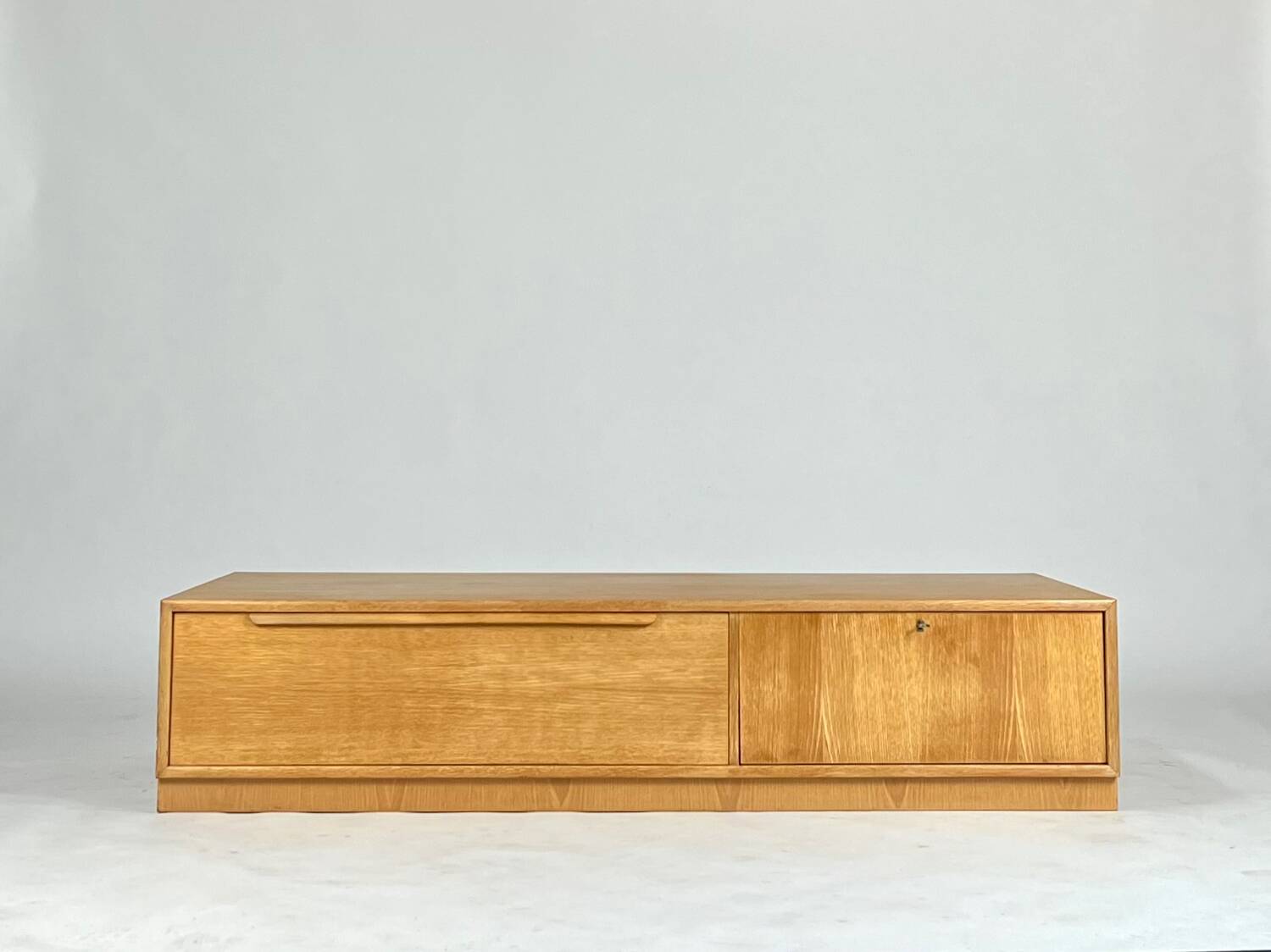 Meuble TV HiFi phono vintage bas chêne WK milieu du siècle années 60
