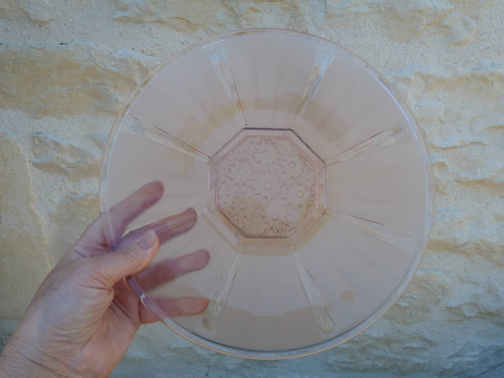 Art Deco plate in moulded pressed glass with a daisy pattern.