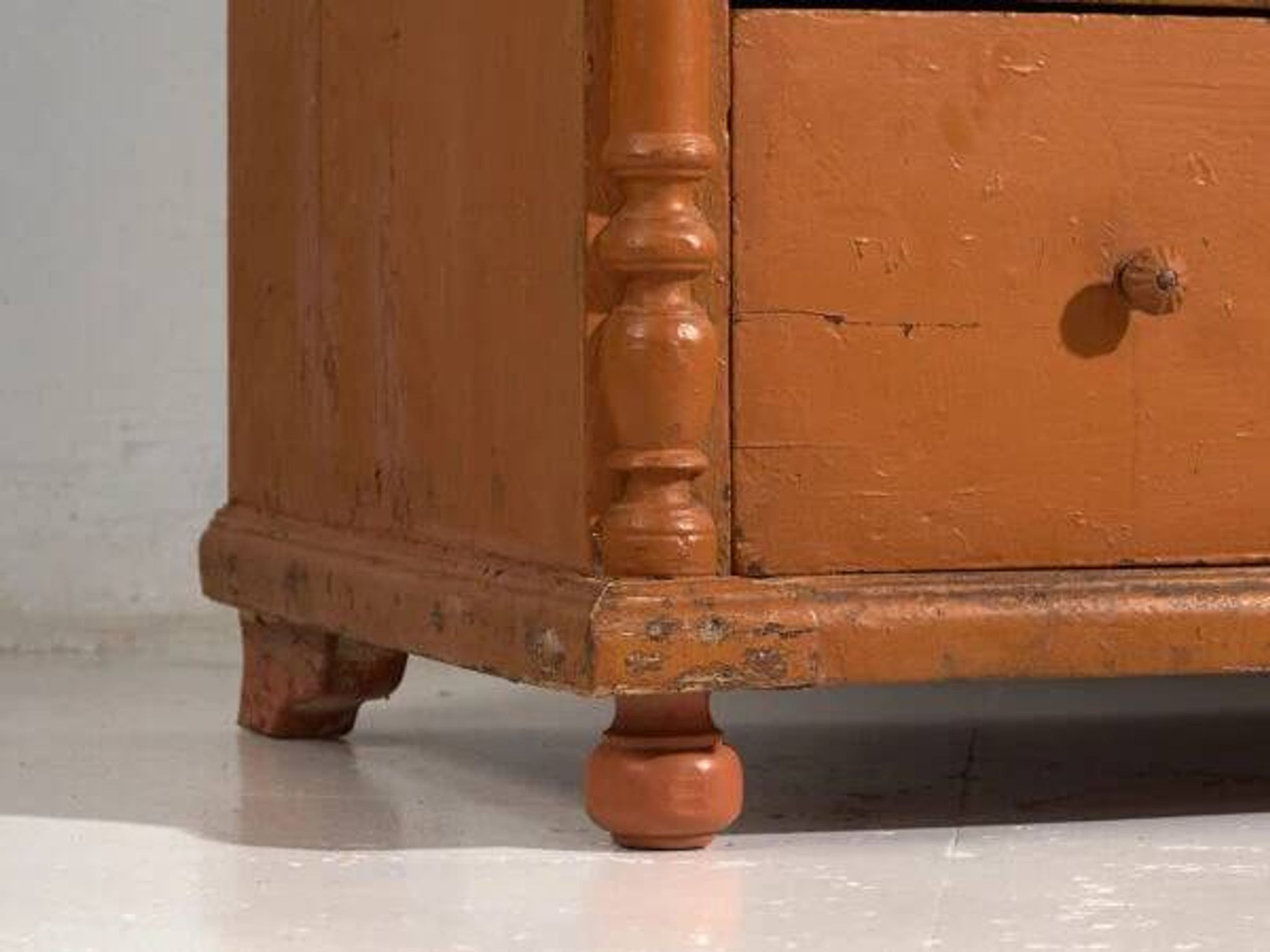 Antique chest of drawers with ochre patina (c.1920)