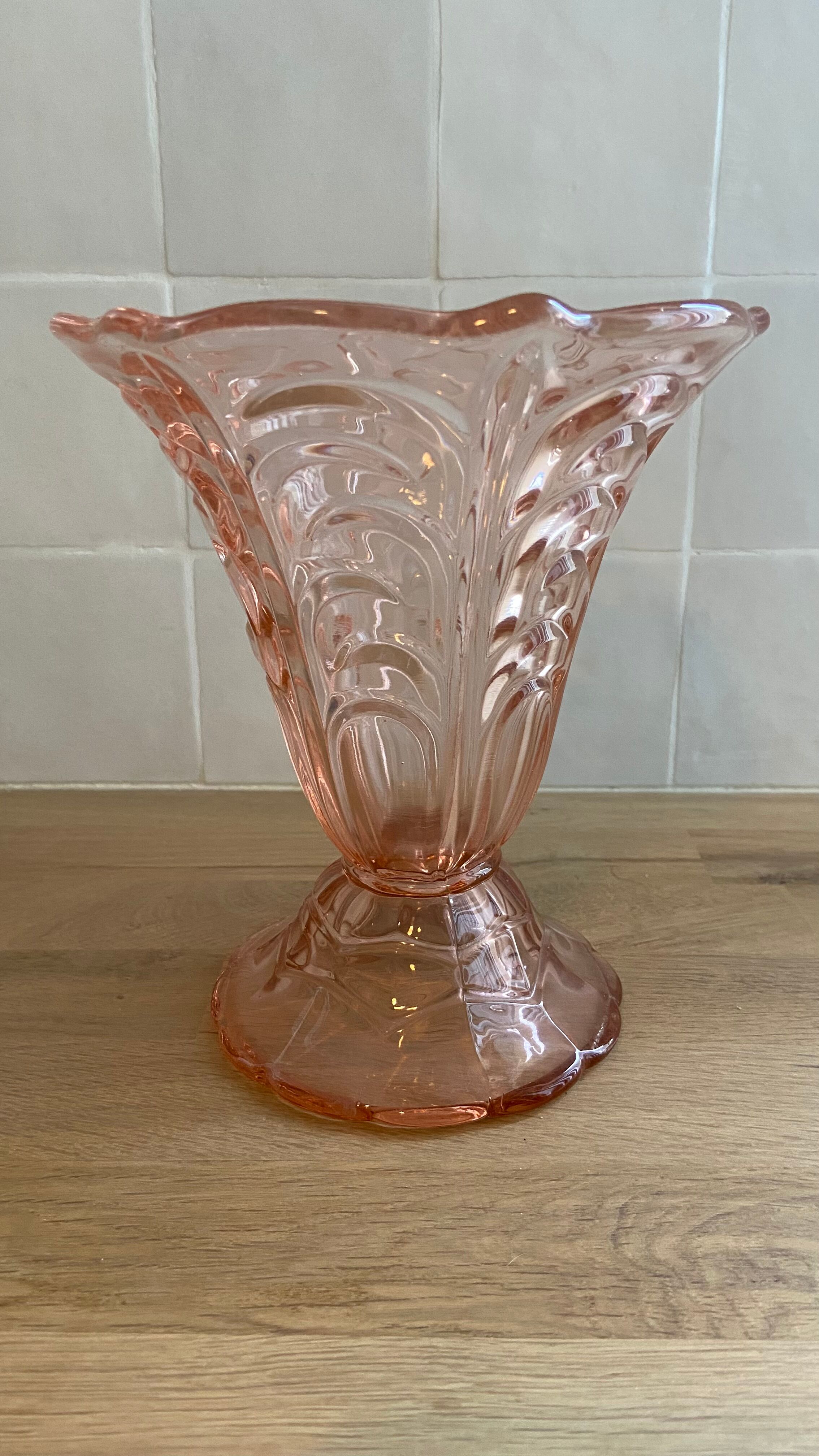 Pop-up Christmas 2022 - Vintage Pink Glass Vase Molded 1960