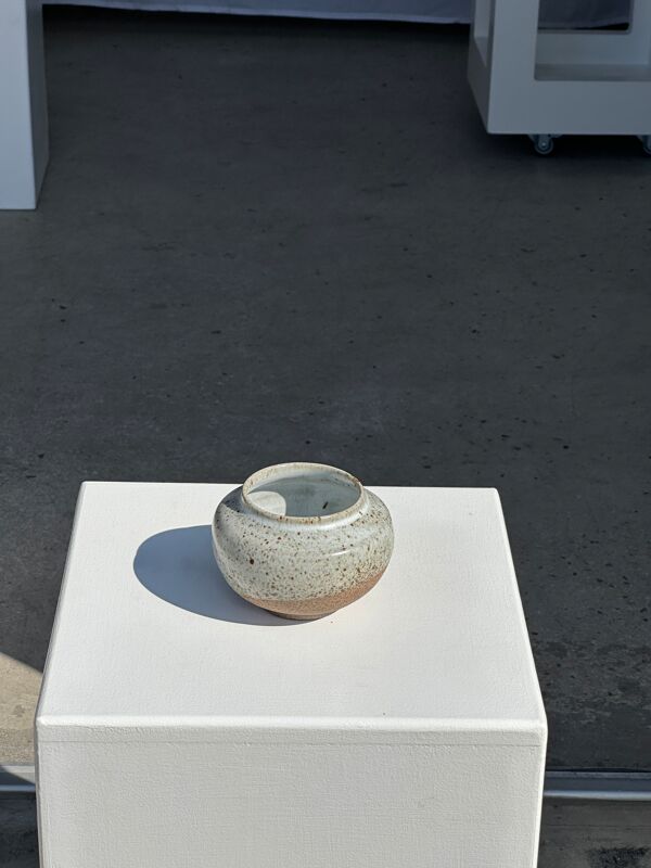 Petit vase blanc boule col resserré en céramique mouchetée glacée