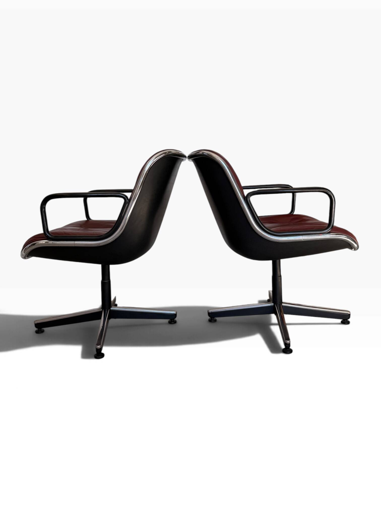 Charles Pollock paire de fauteuils Executive Knoll cuir bordeaux 1970