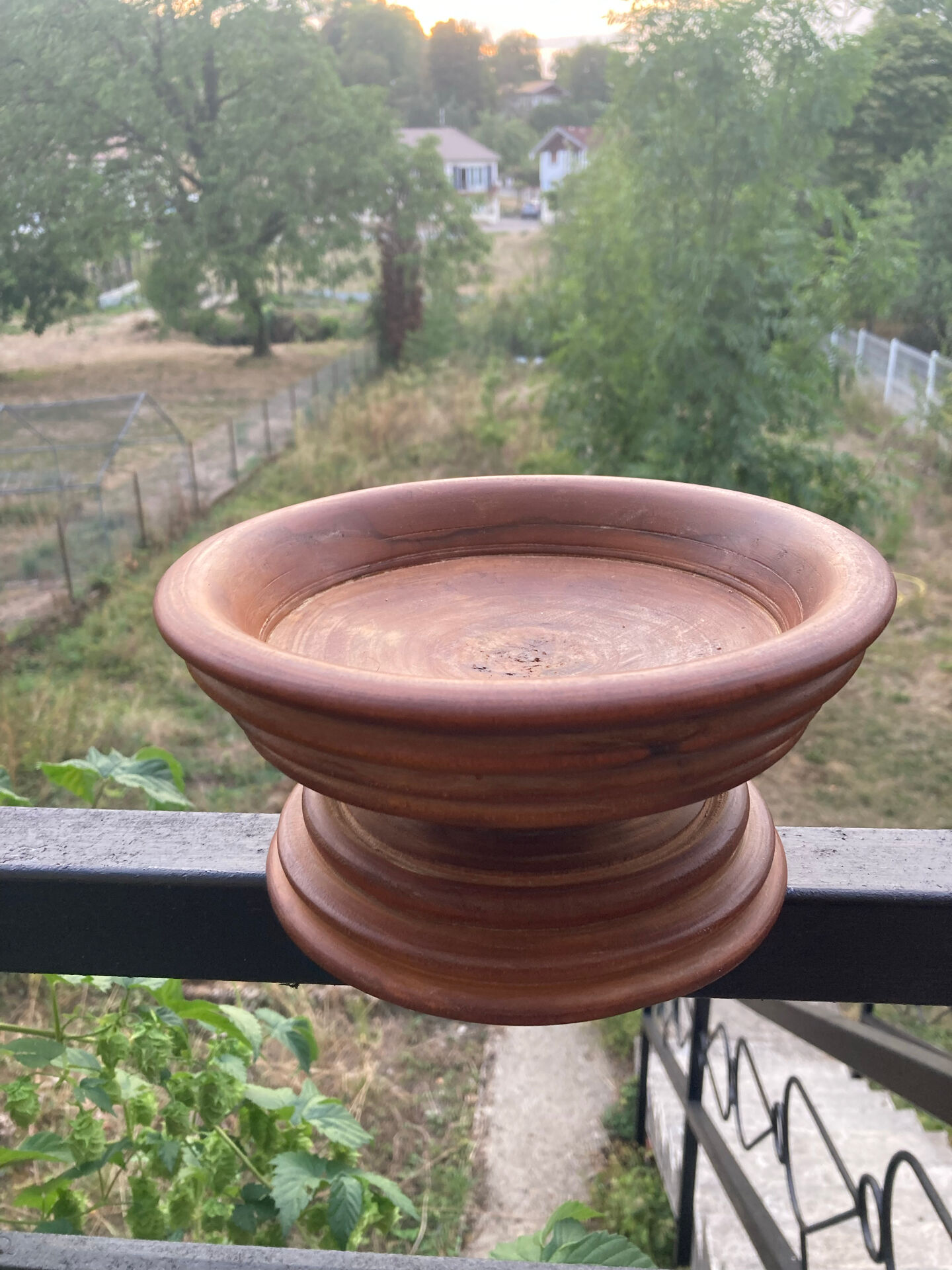 Turned wooden bowl craftsmanship from Haute-Marne.
