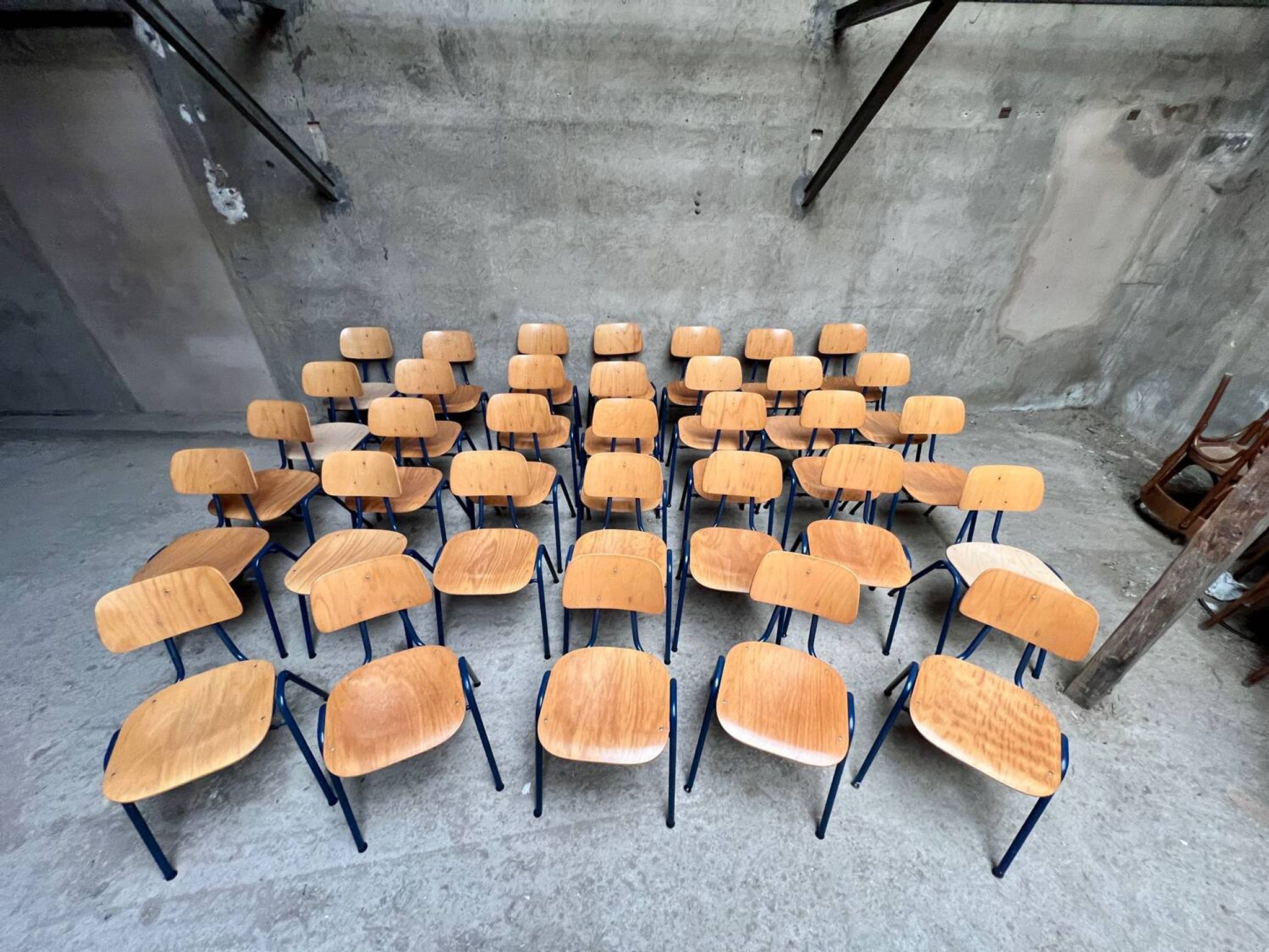 Stackable school chair 32