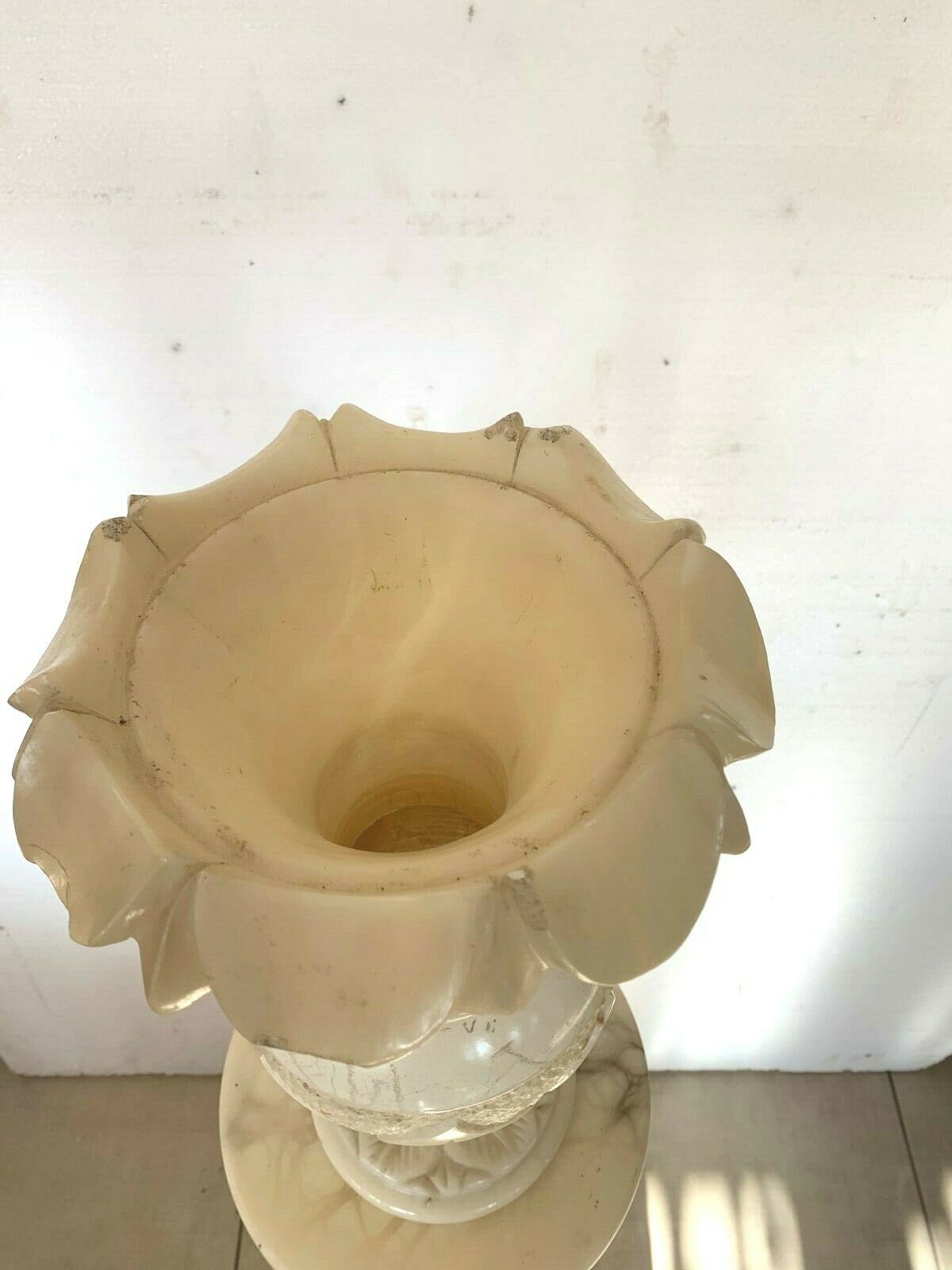 Column and vase lamp in alabaster with 20th century floral decoration