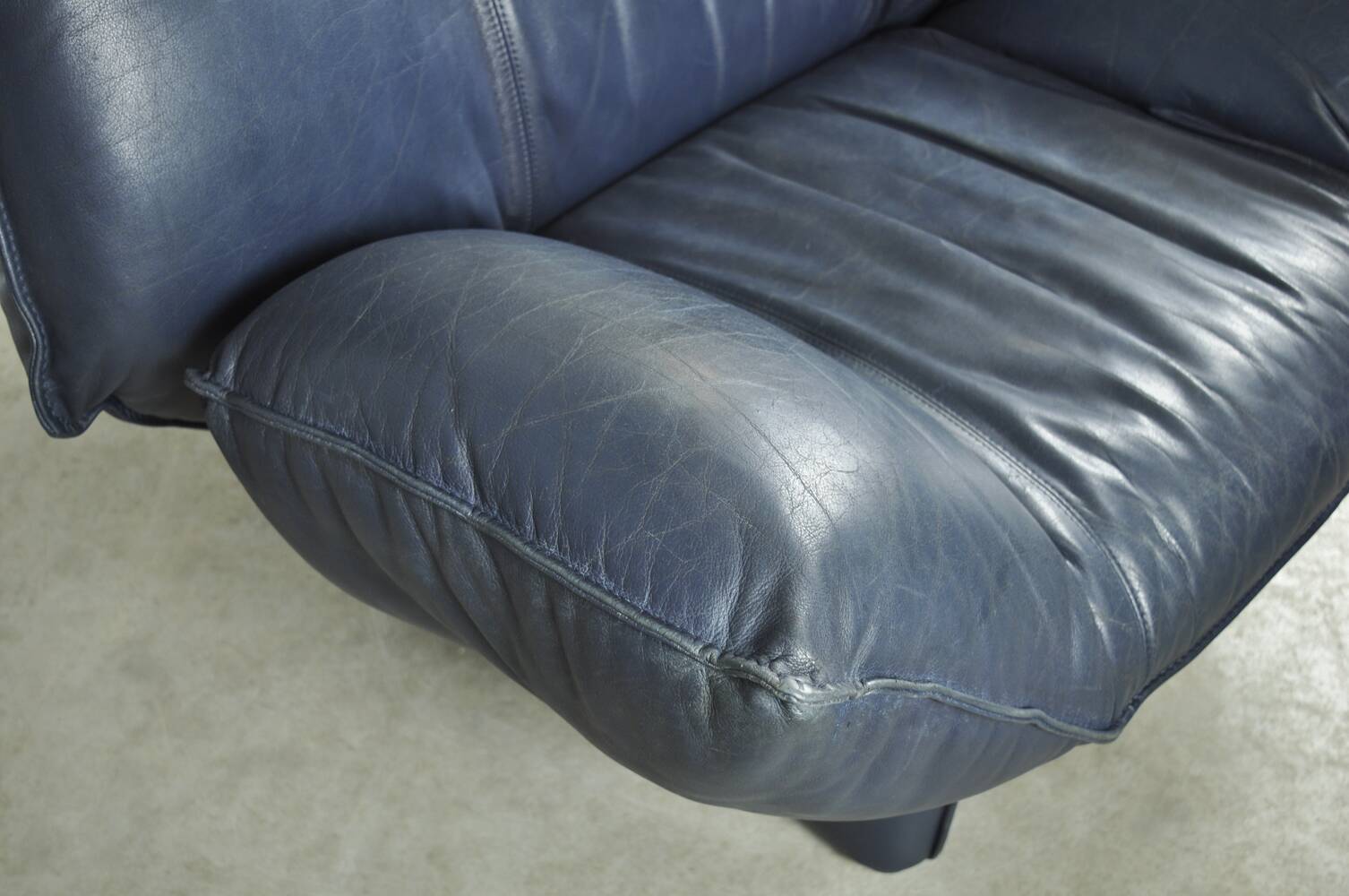 Leolux / vintage "tango" armchair in blue leather / jan armgardt / 1980s netherlands