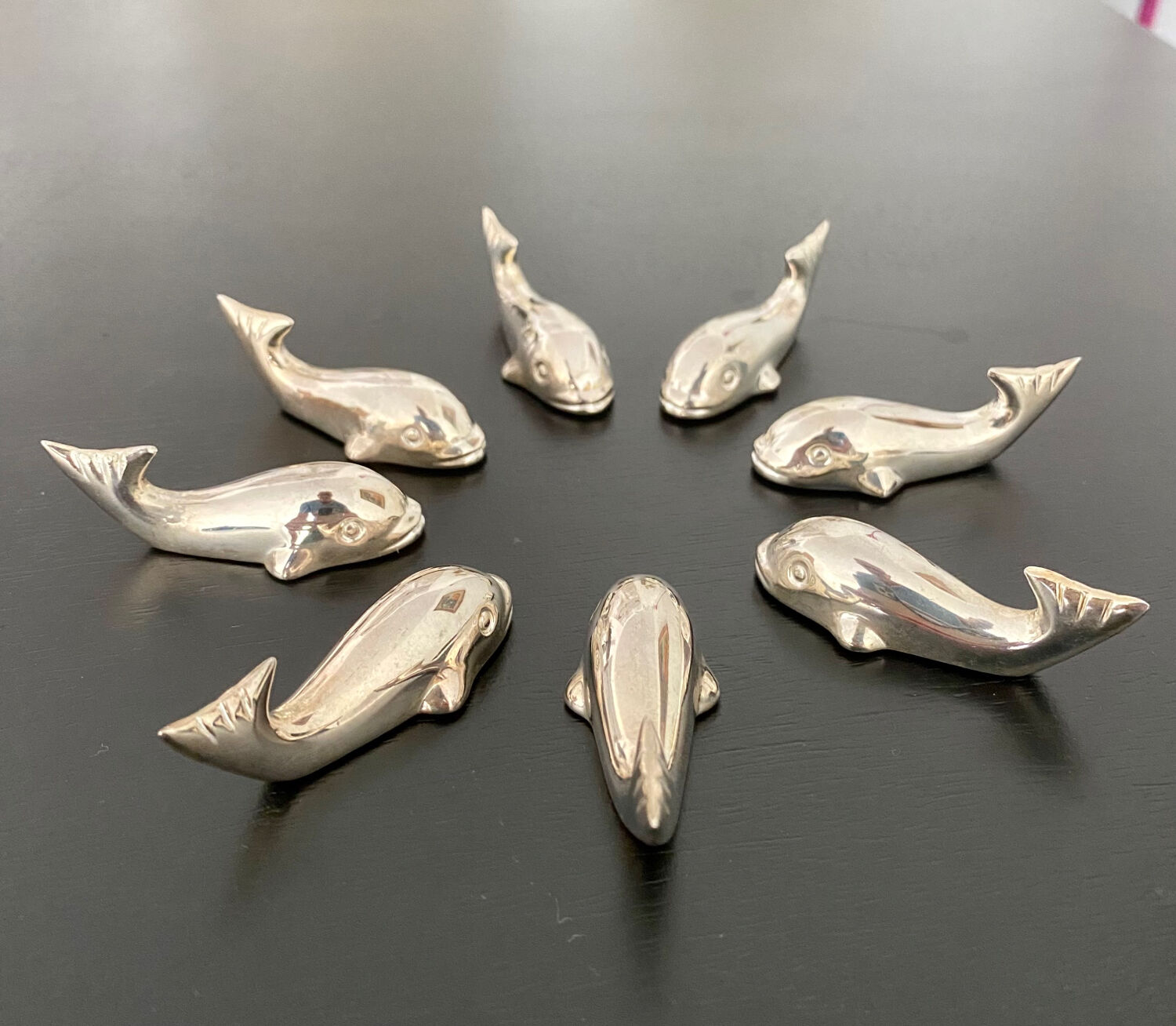 8 whale-shaped knife holders in silver metal