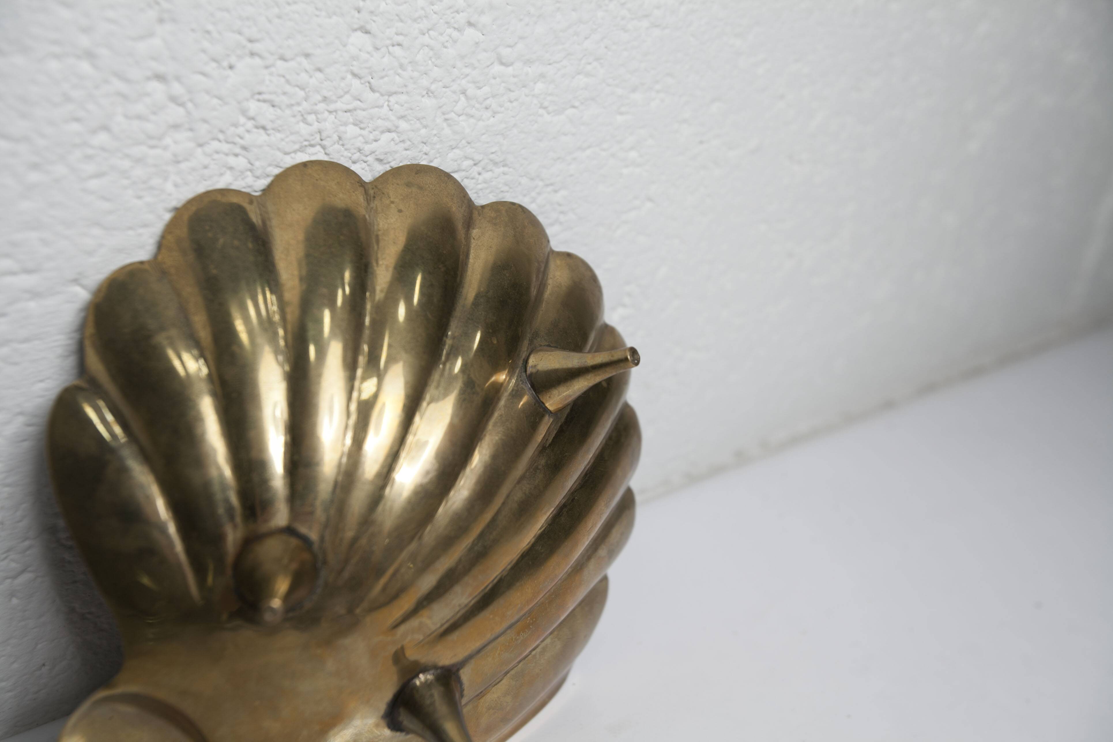 Shell cup in enameled brass