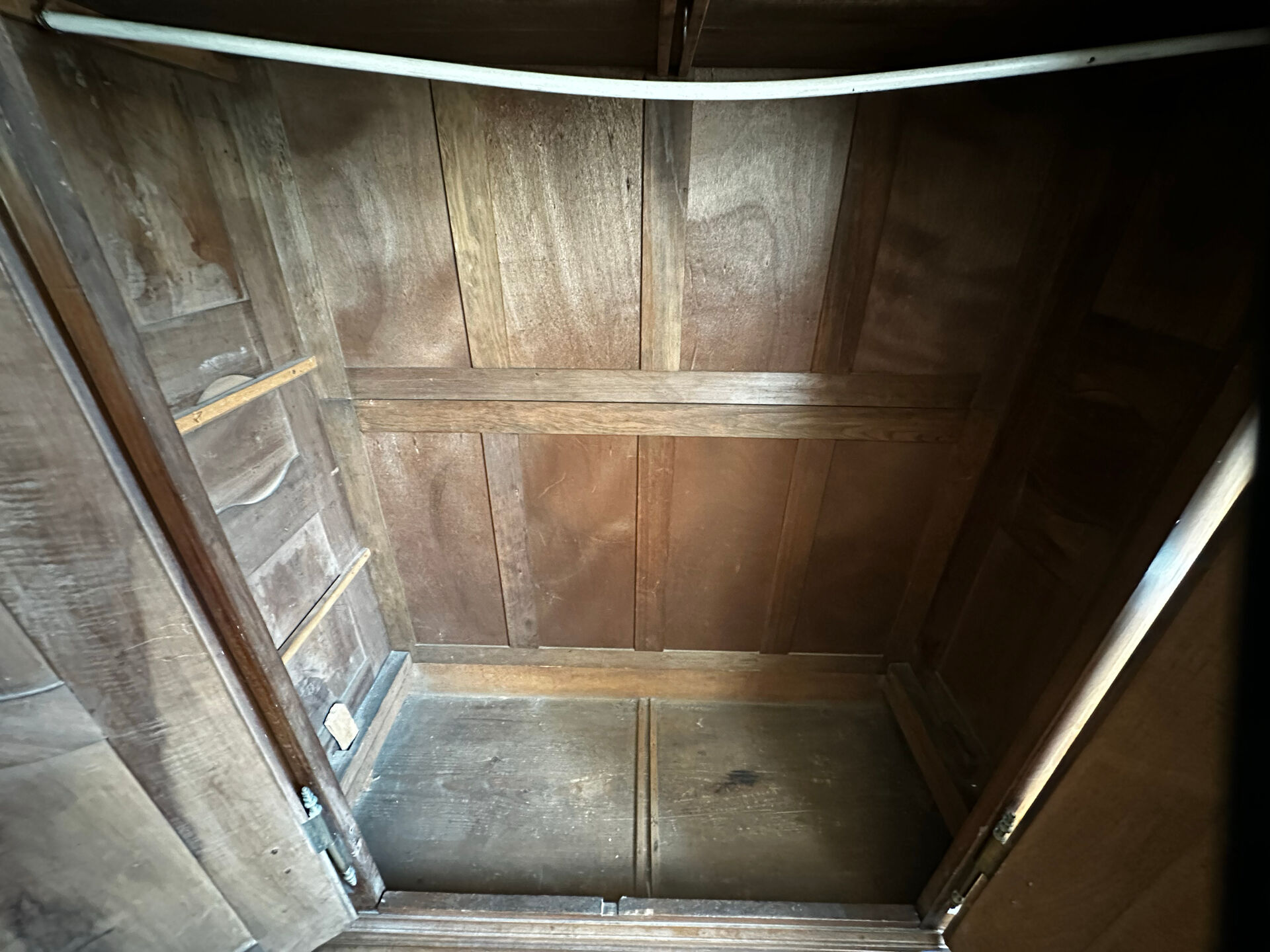 Large Alsatian Louis XV wardrobe in solid walnut – 18th century
