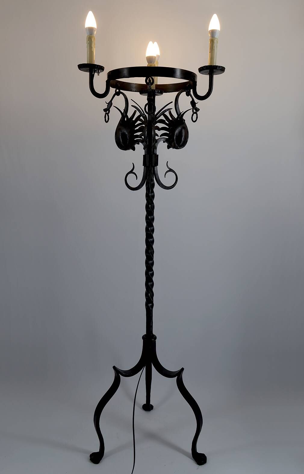 Important lampadaire en fer forgé à décor de dragons, Italie, vers 1900