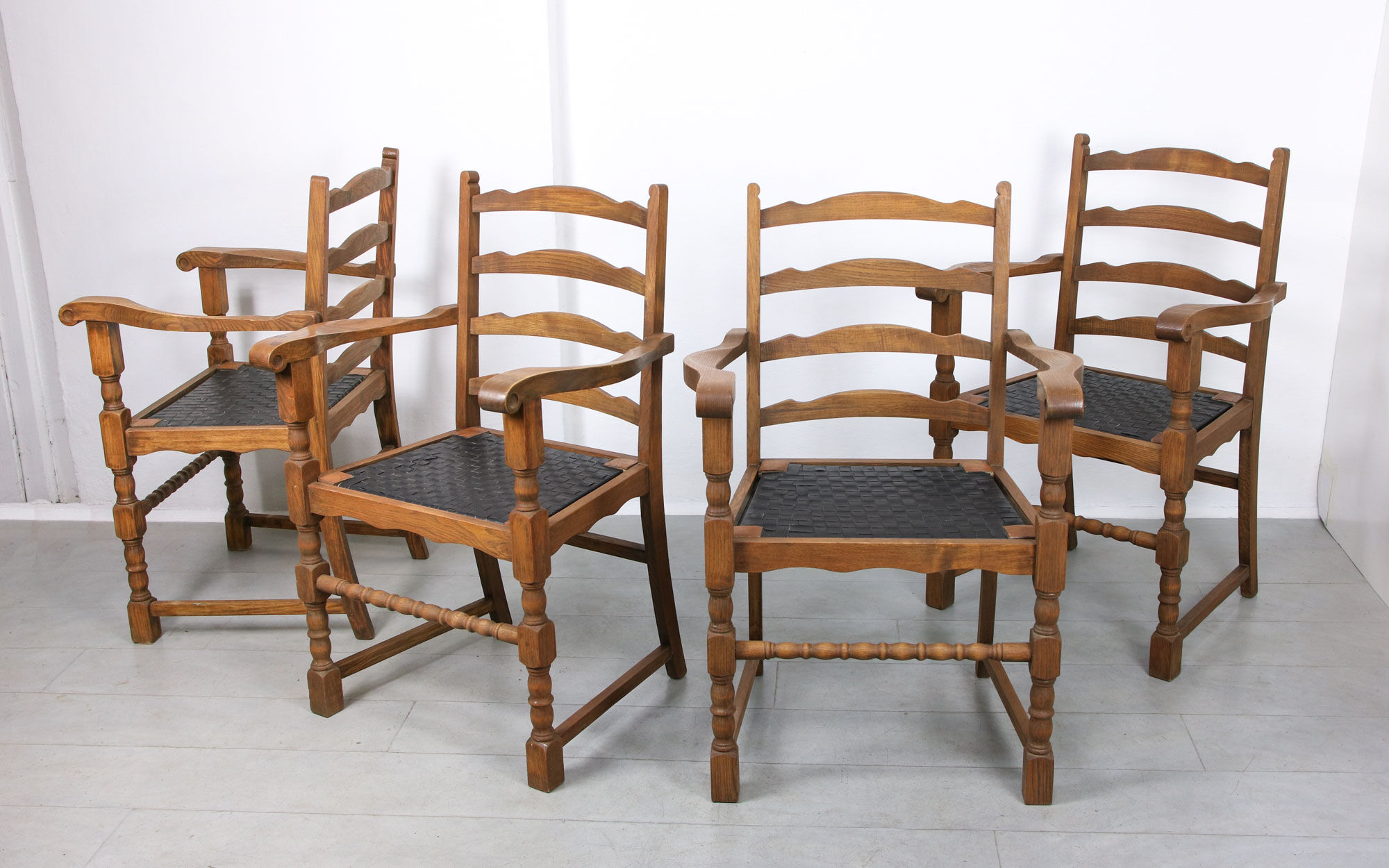 Chaises médiévales vintage en chêne, lot de 4