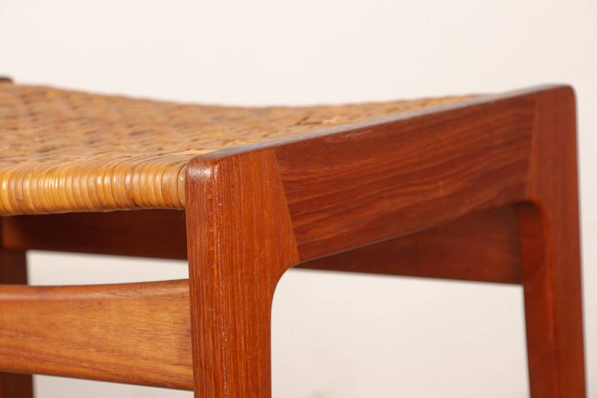Paire de tabourets Danois en Teck et Cannage par Peter Hvidt 1960.