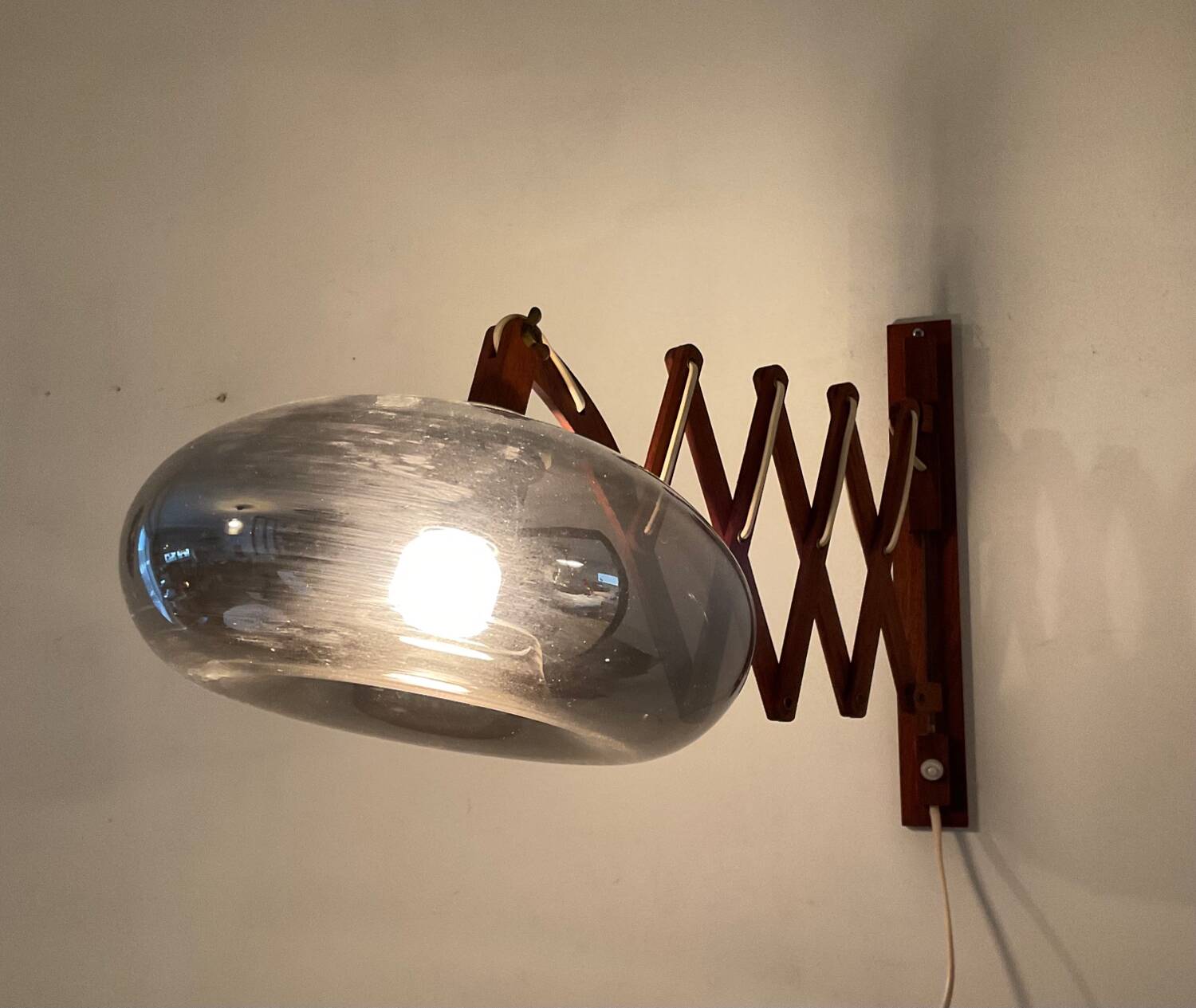Scandinavian “scissors” wall lamp in teak from the 50s and 60s