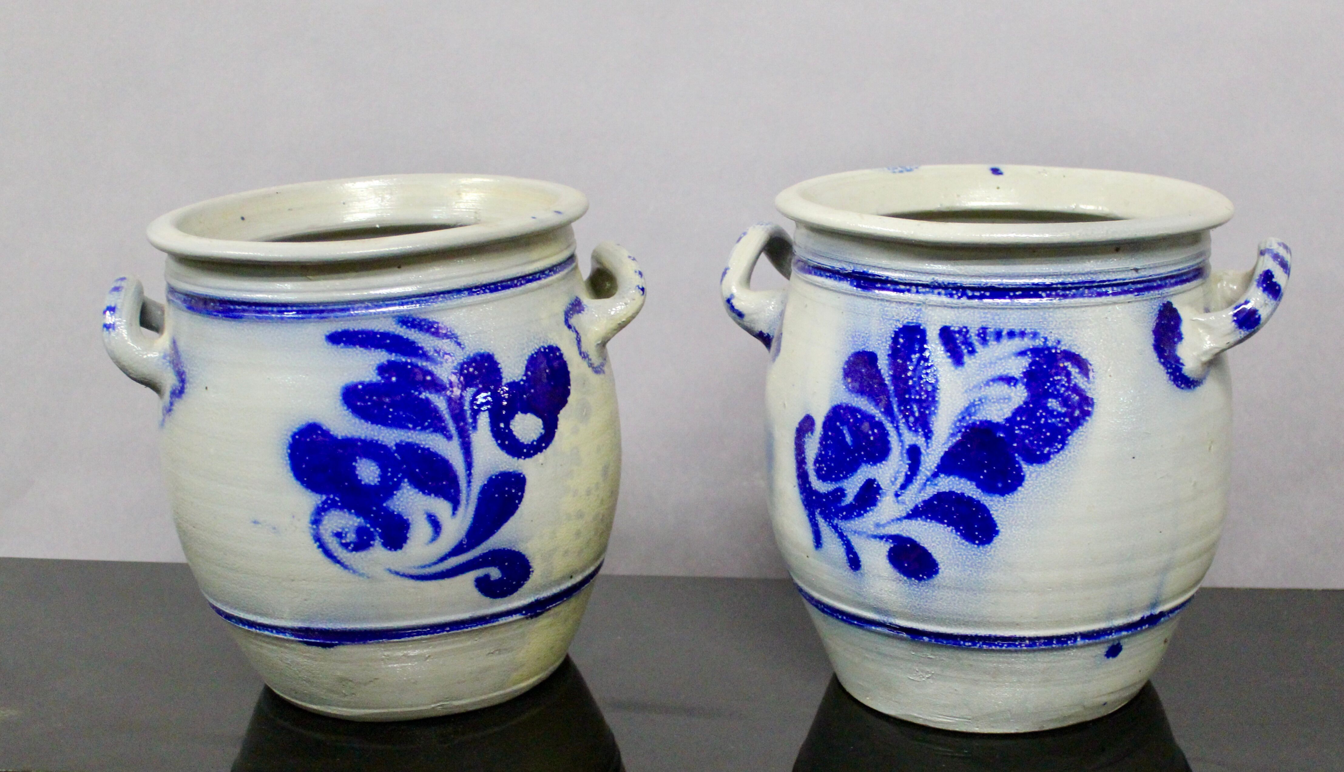 Paire de pots en grès émaillés au sel, gris et bleu