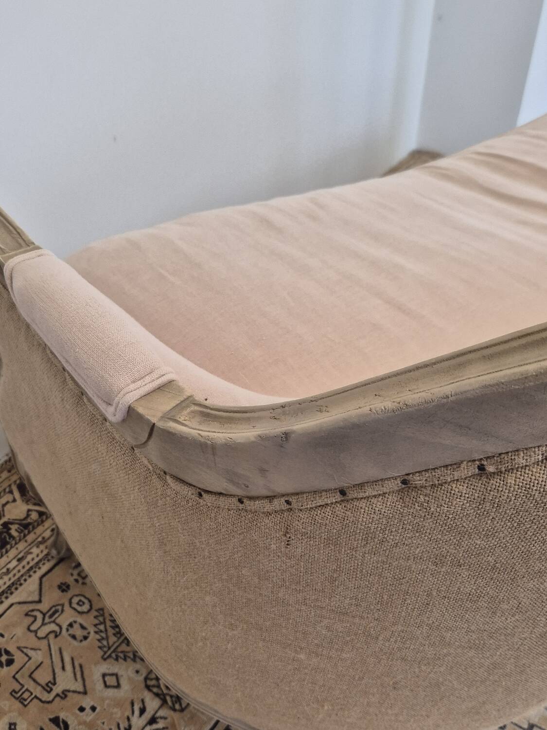 Louis XV style bench sofa in pink fabric and burlap