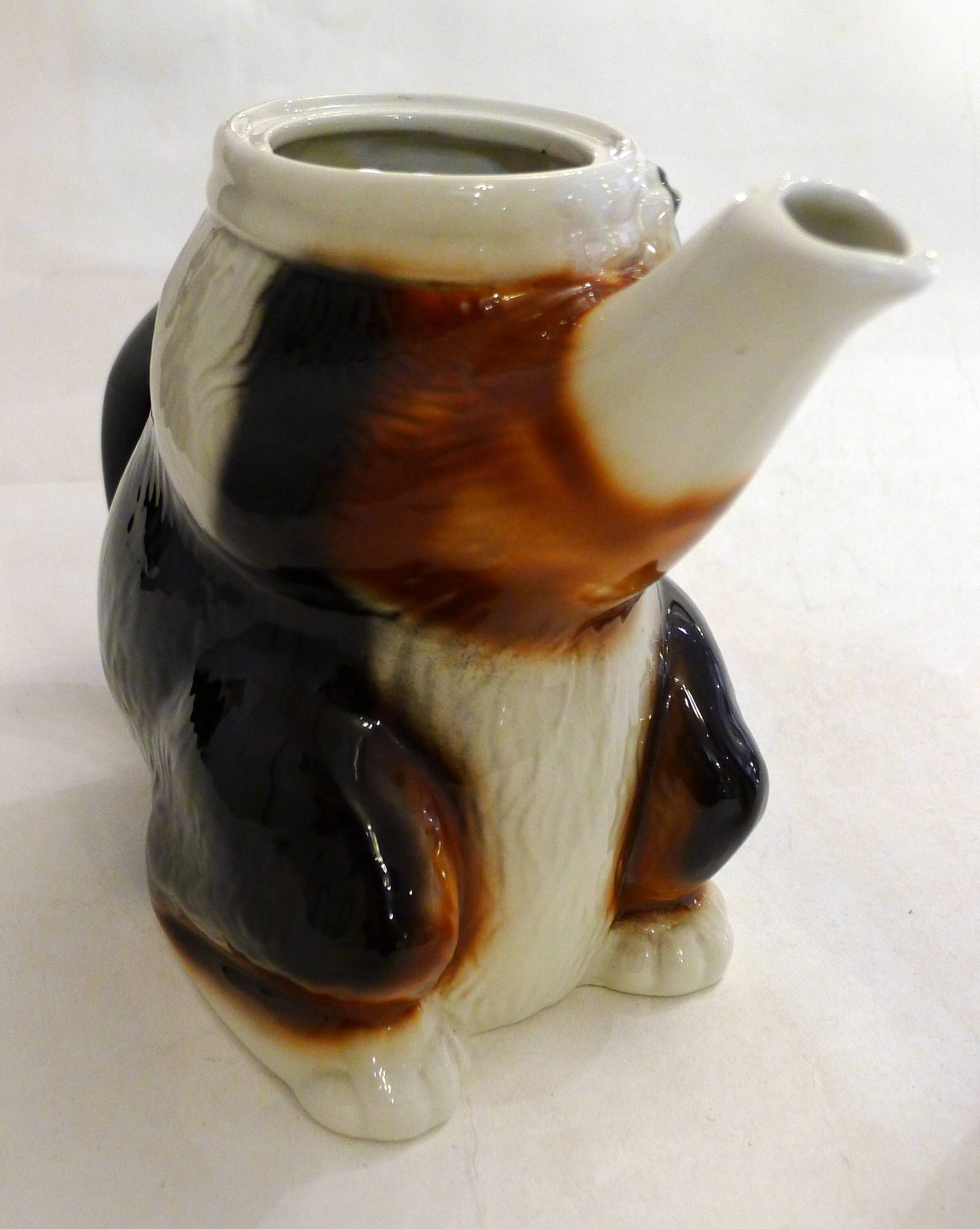 Large zoomorphic cat teapot, in vintage English earthenware.