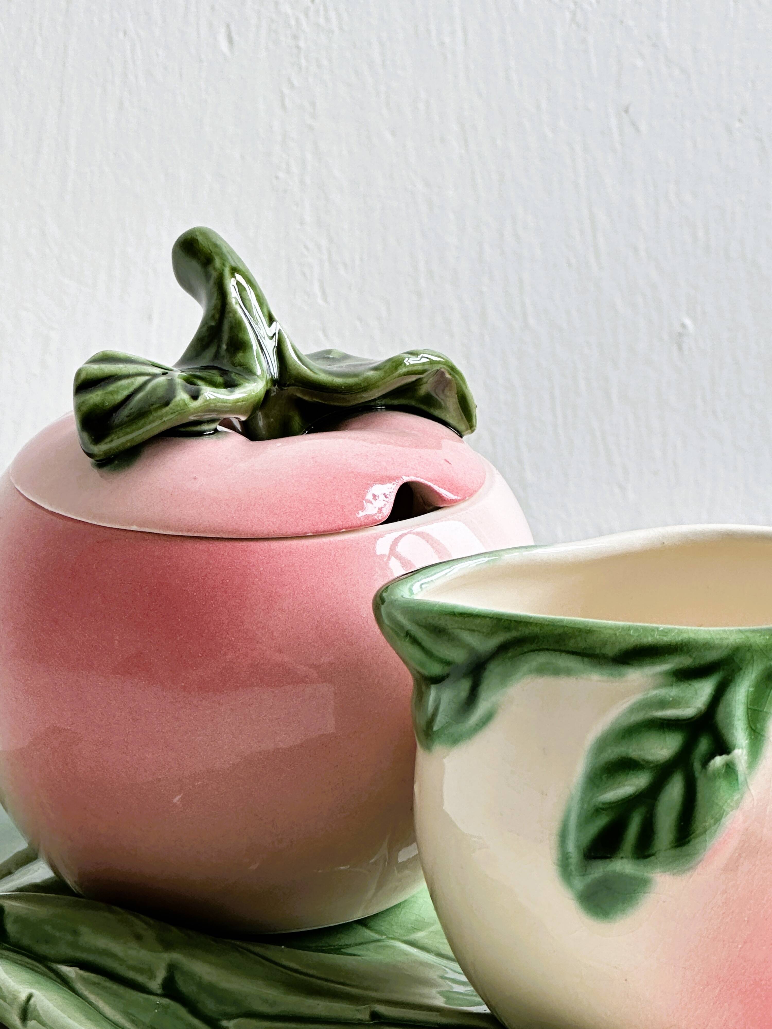 Saucière, sucrier et support en barbotine pêche rose.