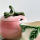Saucière, sucrier et support en barbotine pêche rose.