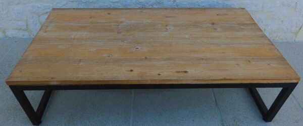 Table basse de style industrielle à plateau de bois supporté par un piètement métallique-