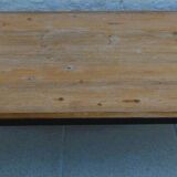 Table basse de style industrielle à plateau de bois supporté par un piètement métallique-