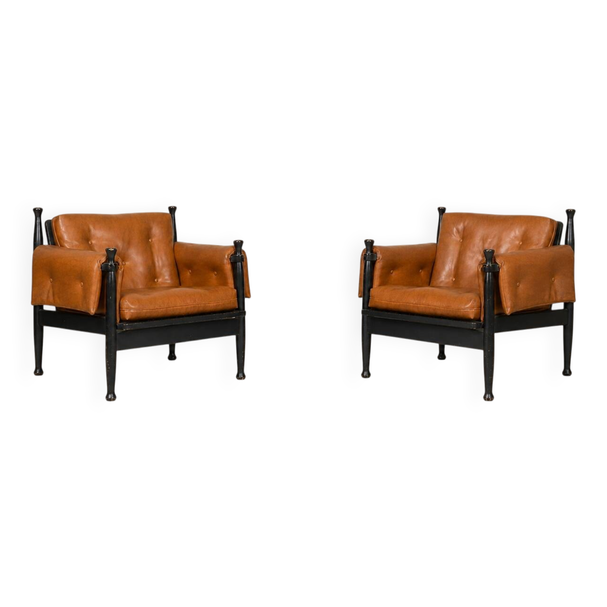 Paire de fauteuils lounge « safari » en cuir cognac et hêtre noir — c. 1970