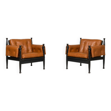 Paire de fauteuils lounge « safari » en cuir cognac et hêtre noir — c. 1970