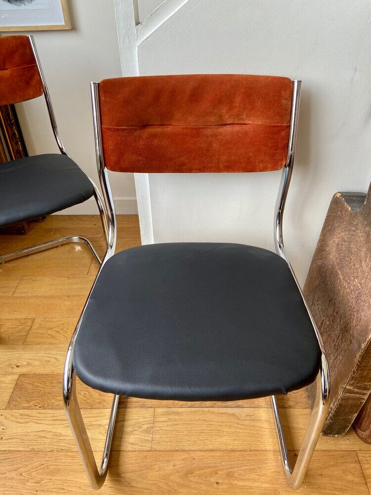 Paire de chaises en nubuck, skaï et aluminium chromé