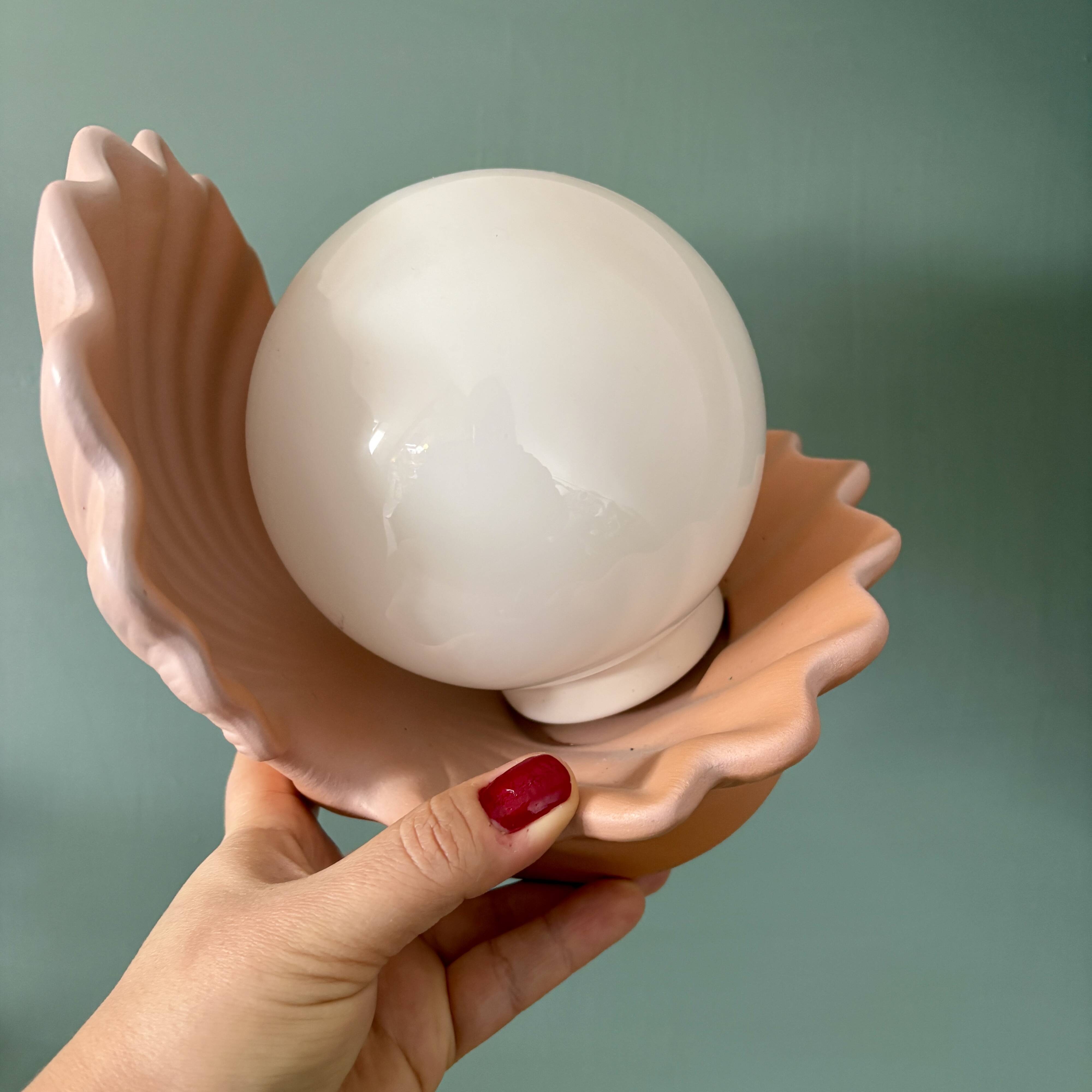 Lampe vintage en forme de coquillage en céramique et opaline.