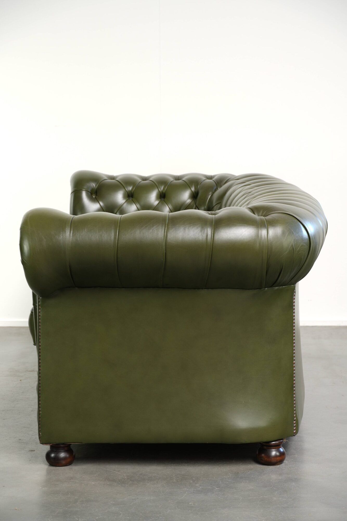 Green cow leather 2.5-seater Chesterfield sofa in English style