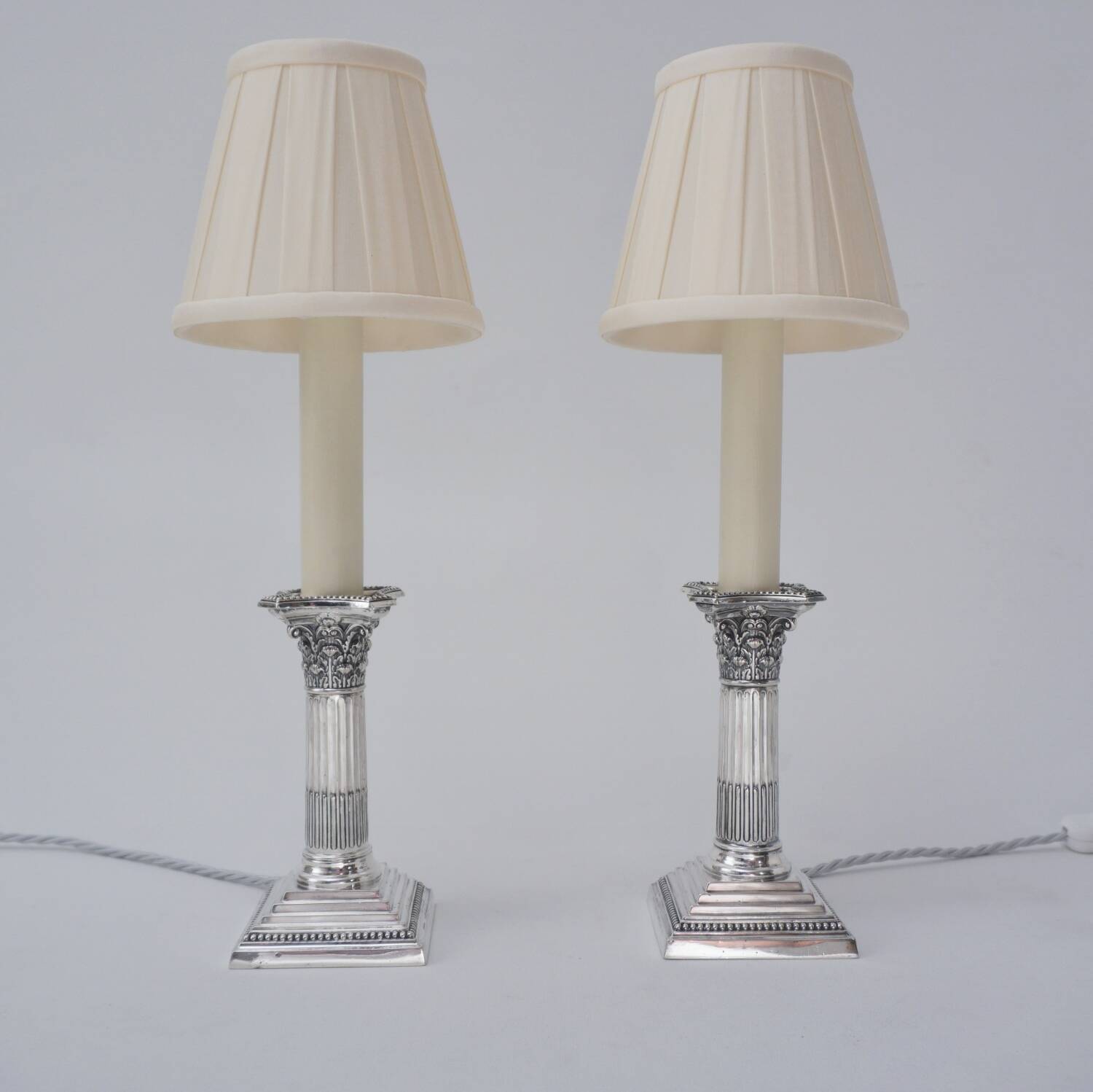 Paire antique de lampes de table en argent corinthien, William Hutton, années 1900, Royaume-Uni