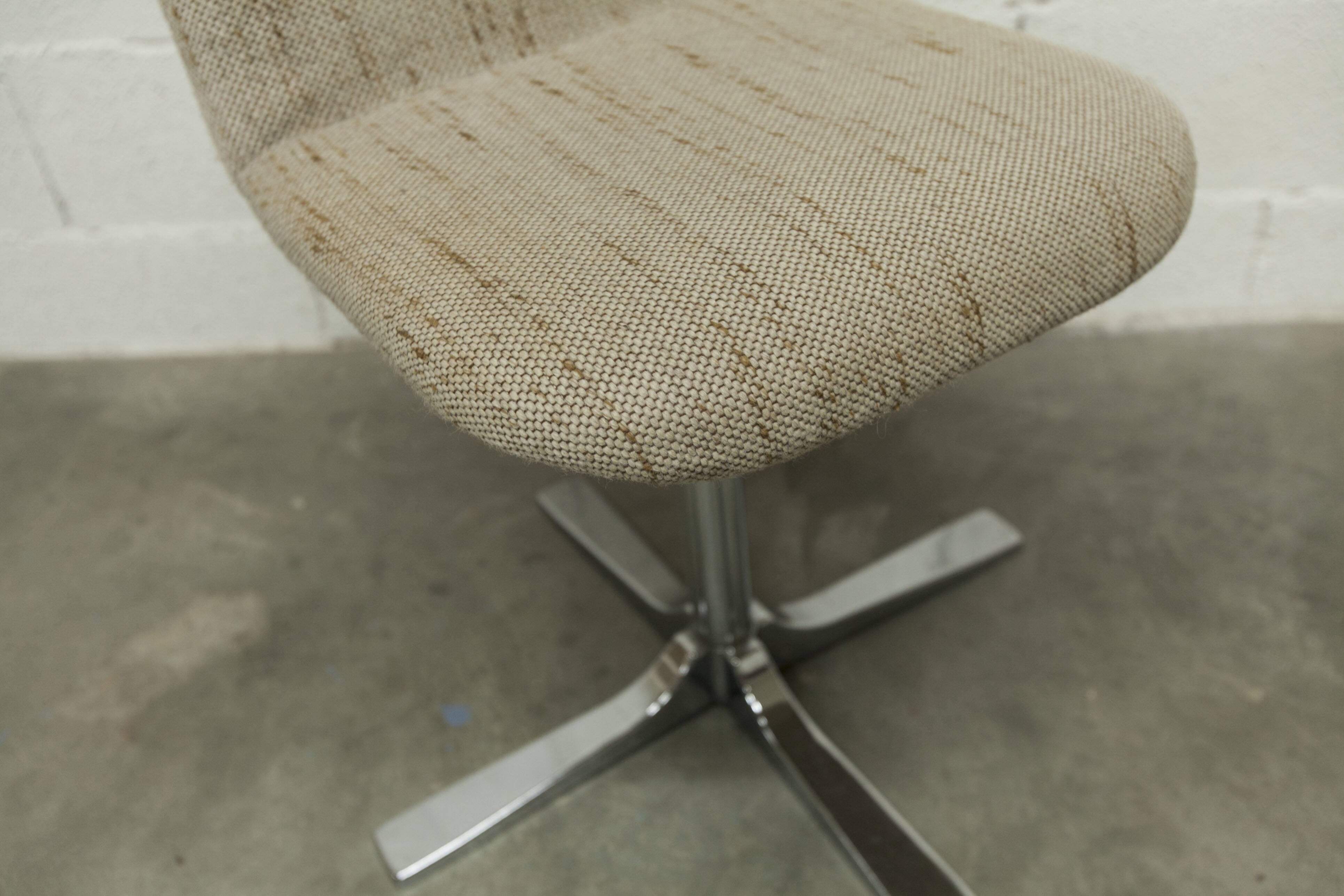 Swivel chair in chrome and clean, sturdy patterned fabric from the 1970s.