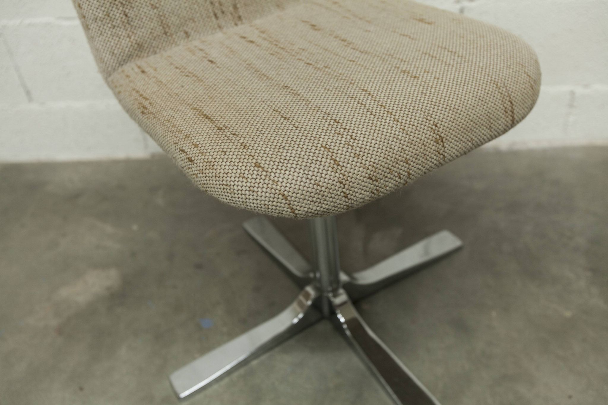 Chaise pivotante chrome et tissu chiné propre et solide 1970