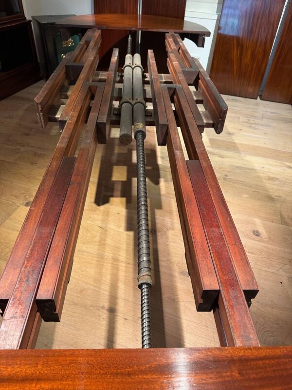 Très grande table à manger ancienne