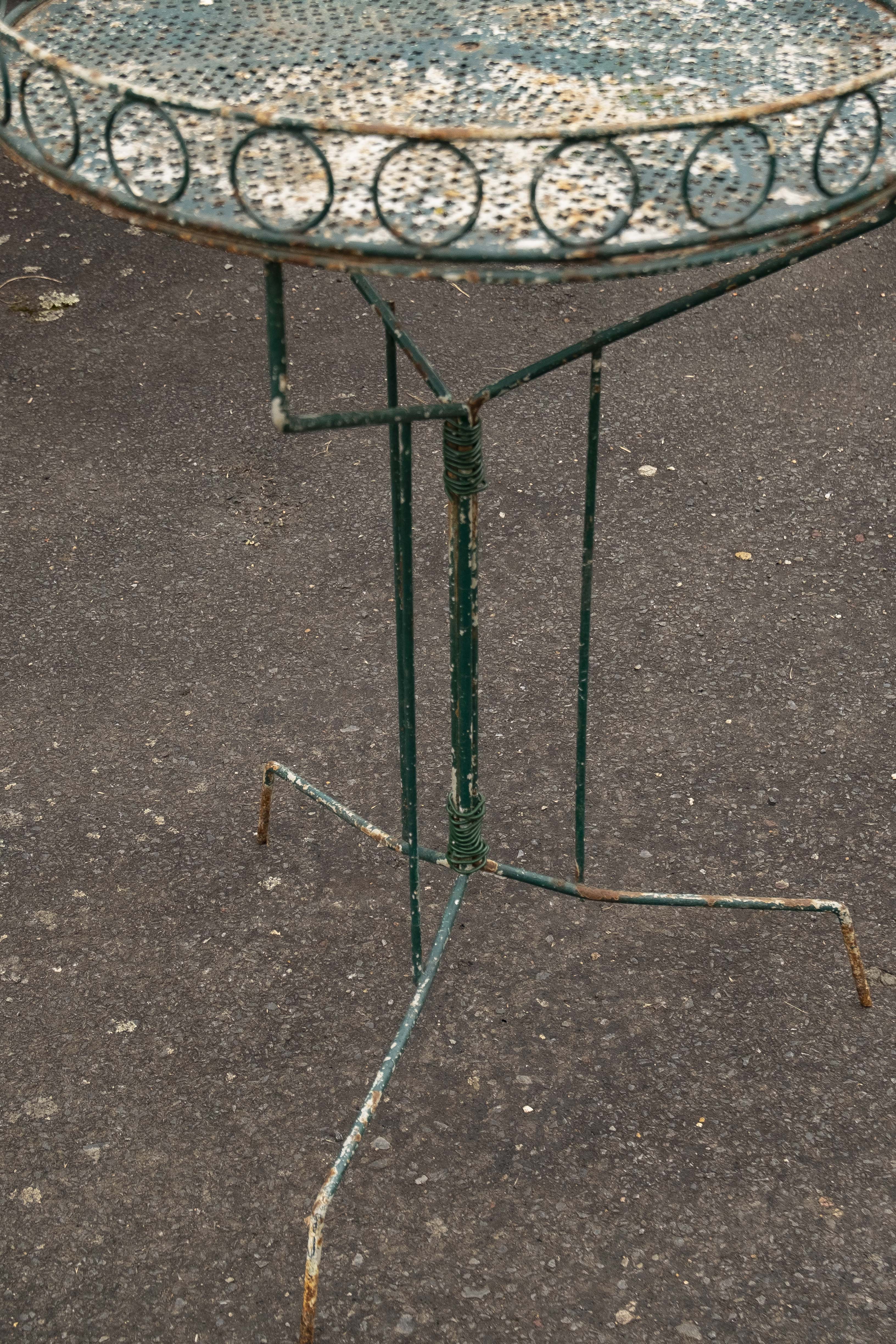 Garden pedestal table