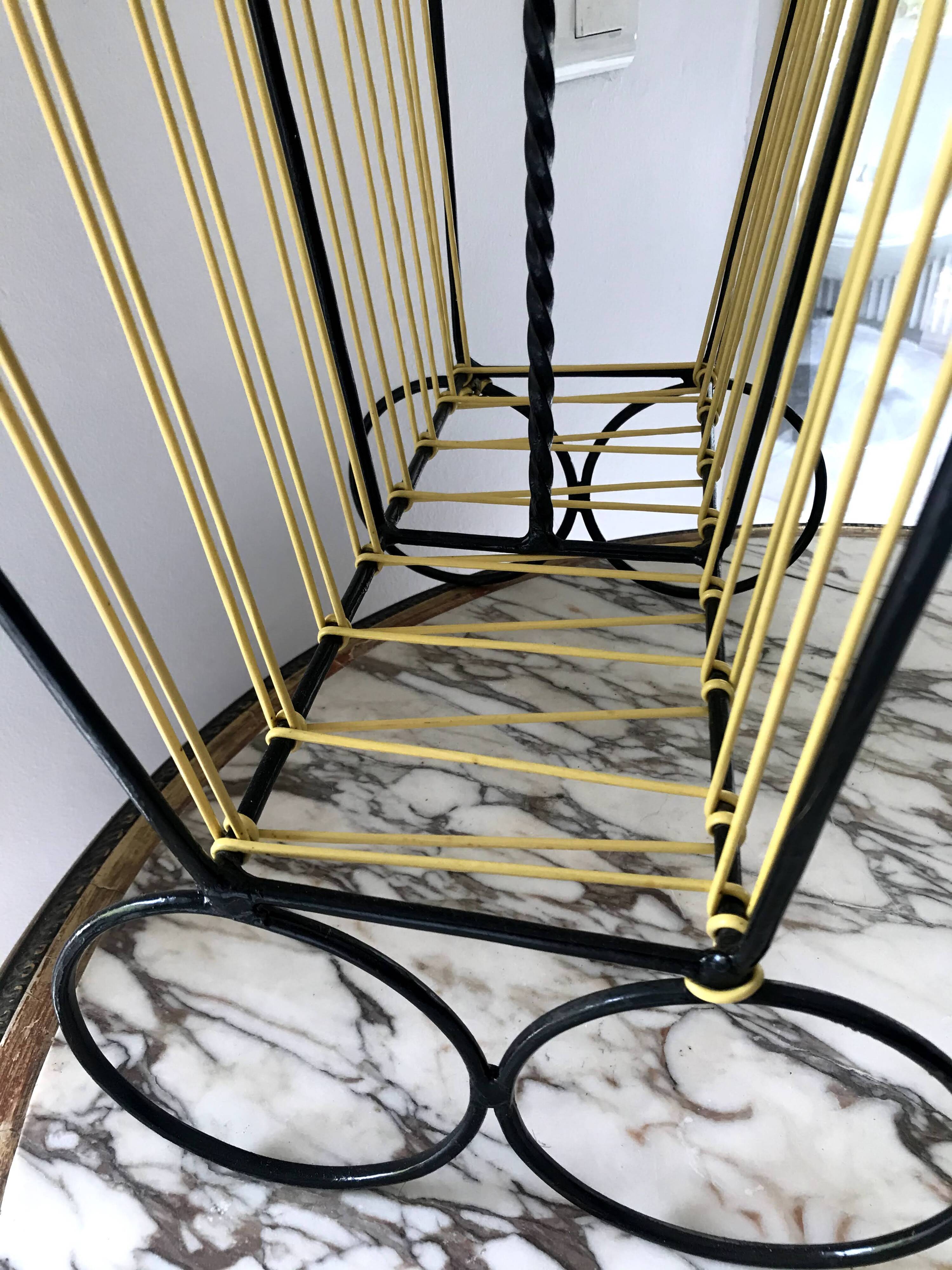 Scoubidou magazine rack