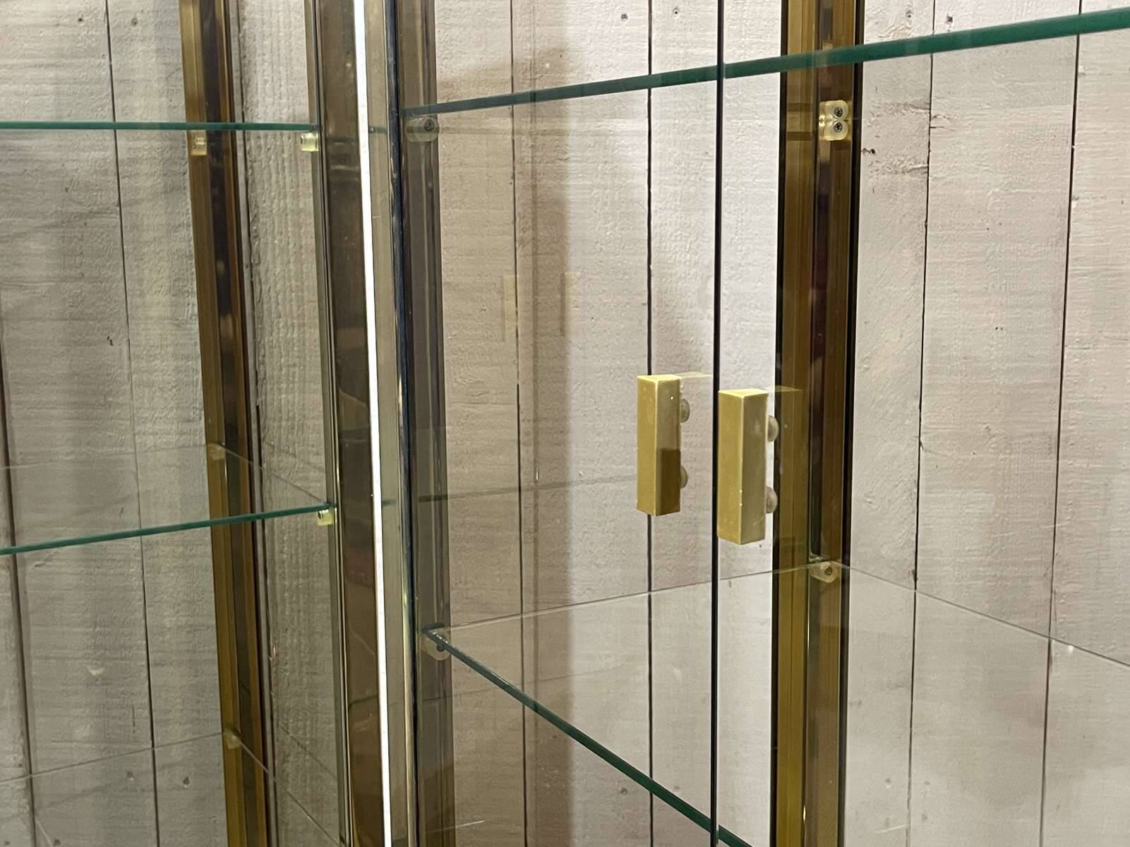 Paire de vitrines d'exposition en chrome doré et verre fumé - années 80