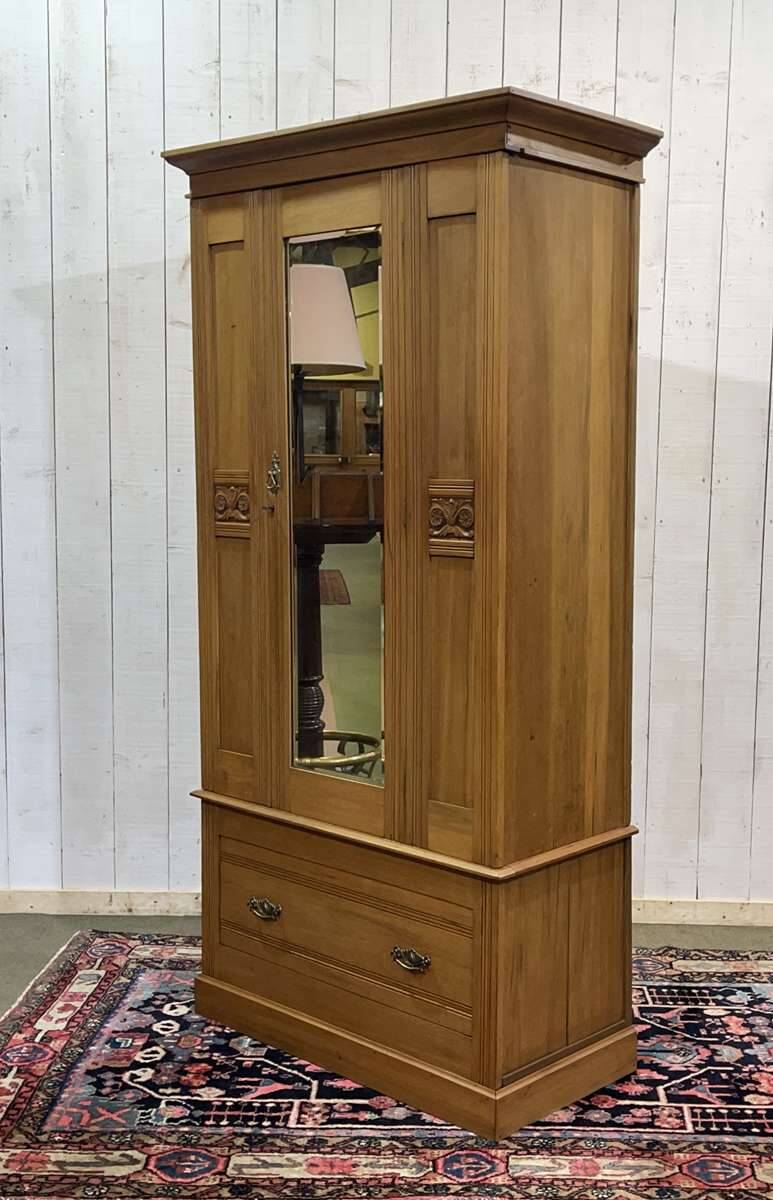 English wardrobe in walnut from the early 20th century.
