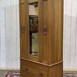 English wardrobe in walnut from the early 20th century.