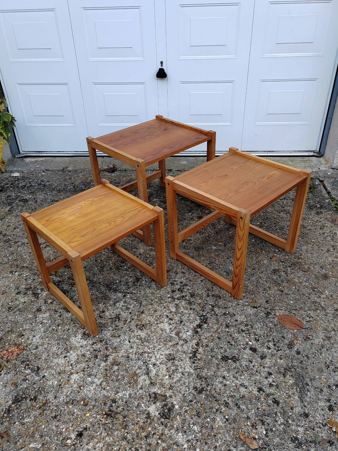 Nesting pine table from the 1970s