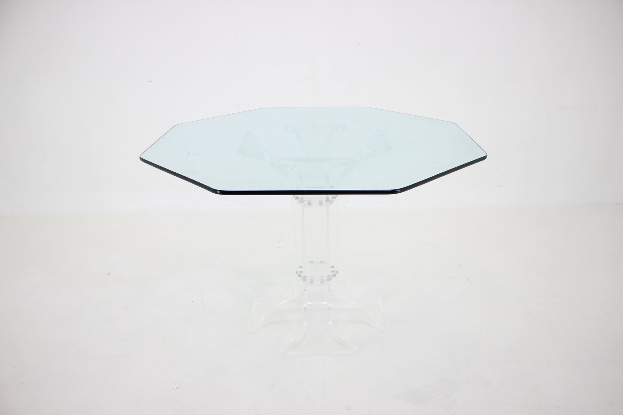 Table à manger lucite des années 1970 avec plateau en verre